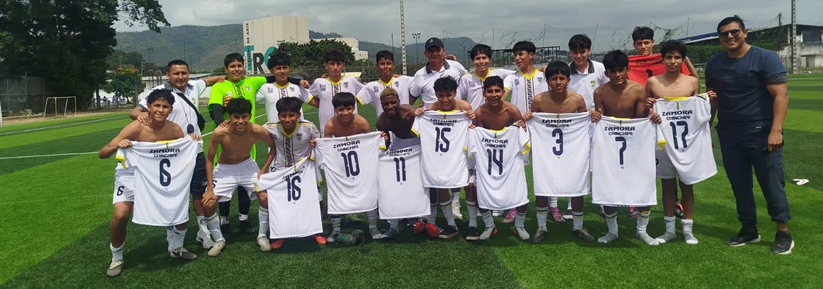Equipo deportivo posando triunfo en Guayaquil.