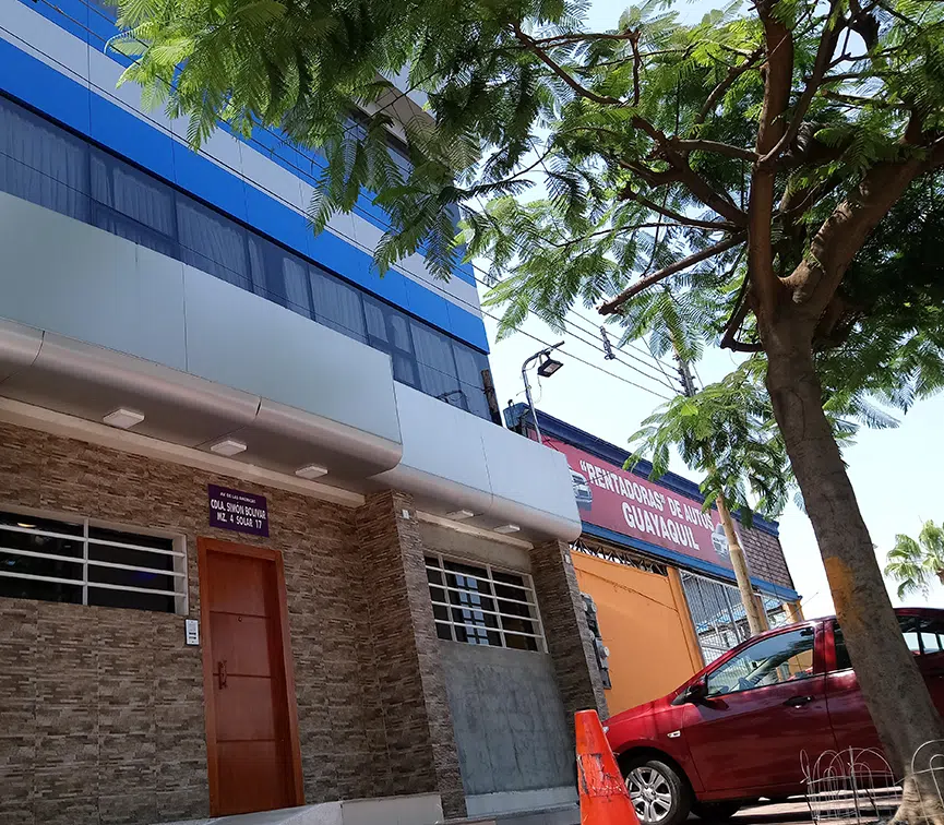 entrada del hotel apart ubicado en el norte de Guayaquil